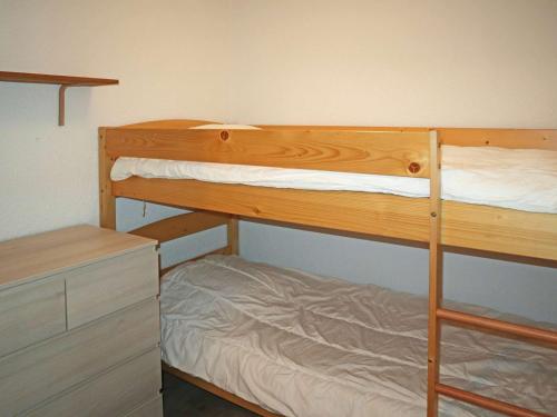 Ce lit superposé se trouve dans une petite chambre dotée d'un bureau. dans l'établissement Appartement cosy 2 pièces, 6 pers, skis aux pieds, Les Orres - FR-1-322-531, aux Orres