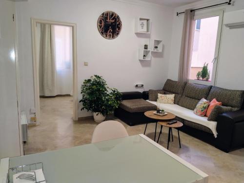 sala de estar con sofá y mesa en Apartamentos Serrallo, en Granada