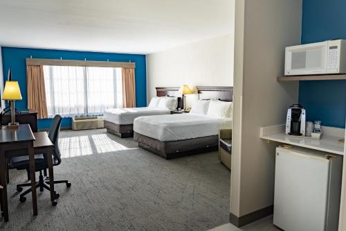 Säng eller sängar i ett rum på Holiday Inn Express Carneys Point New Jersey Turnpike Exit 1, an IHG Hotel