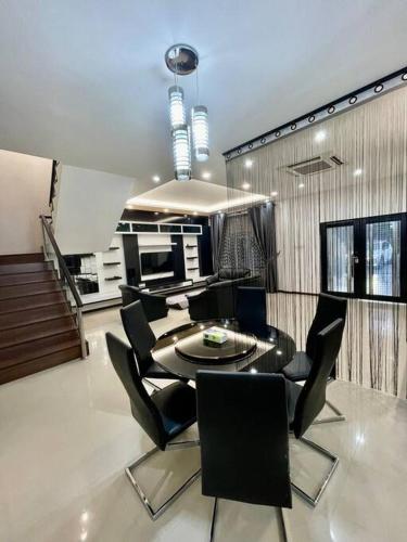- une cuisine avec une table et des chaises dans la chambre dans l'établissement 1717Homestay @Hakka Avenue 14pax ,near to Airport, à Kuching