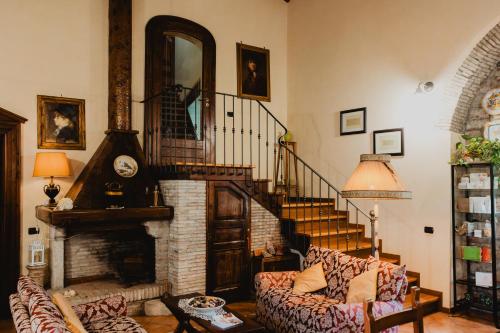 uma sala de estar com lareira e uma escada em B&B Vicidomini em San Marco dei Cavoti
