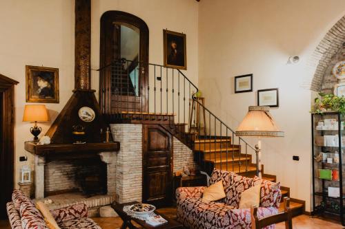 salon z kominkiem i schodami w obiekcie B&B Vicidomini w mieście San Marco dei Cavoti