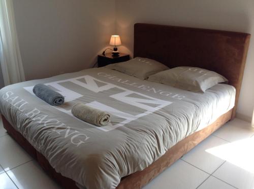 uma cama com duas almofadas em cima em Moderne woning Malmedy em Malmedy