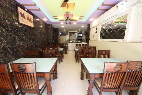 un comedor con mesas y sillas en un restaurante en Perfect Stayz Hills en Rishīkesh