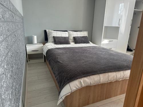 - une chambre avec un grand lit et des oreillers noirs et blancs dans l'établissement Studio Home, à Onești