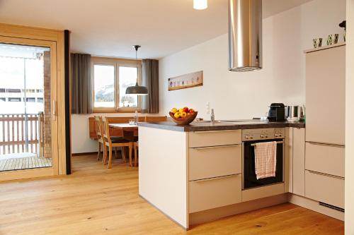 - une cuisine avec un évier et un comptoir dans l'établissement Chalet Apartment Oswalda-Hus, à Riezlern