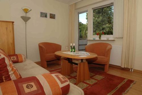 un soggiorno con divano e tavolo di Haus Memel a Niendorf