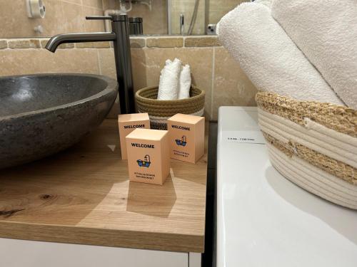 d'une salle de bains avec deux boîtes sur un comptoir à côté d'un lavabo. dans l'établissement Duplex climatisé proche port Toulon, à Toulon
