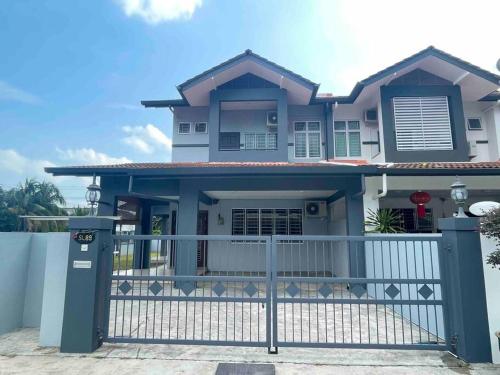 une maison avec une porte devant elle dans l'établissement 1717Homestay@Riveria@12pax, à Kuching