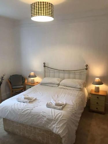 a bedroom with a bed with two towels on it at Spacious 1 Bedroom Apartment near Seafront in Penzance