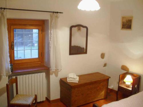 Habitación con teléfono y ventana. en Holiday home in Marliana - Toskana 48269 en Marliana