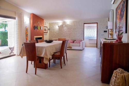 cocina y comedor con mesa y sillas en Holiday home in Melissano - Apulien 48133, en Melissano