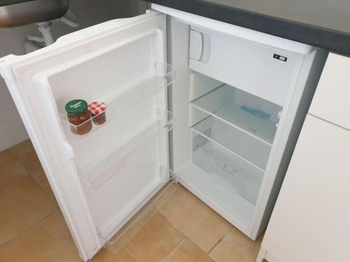 - un réfrigérateur ouvert avec deux pots de nourriture dans l'établissement Escapade bucolique vallée de la Loire, à Maillé