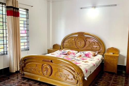 un letto dorato in una camera con di Kumar Para Deluxe Villa a Sylhet