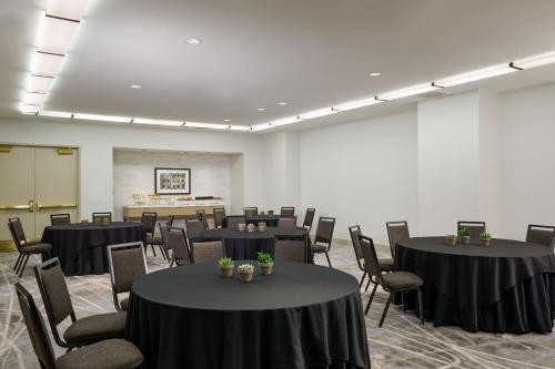 Zona business o sala conferenze di The Westin Los Angeles Airport