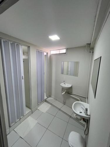 La salle de bains est pourvue de toilettes et d'un lavabo. dans l'établissement Hostel São João, à Araçariguama