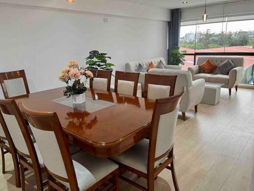 comedor con mesa, sillas y sofá en Moderno departamento Vallecito, en Arequipa