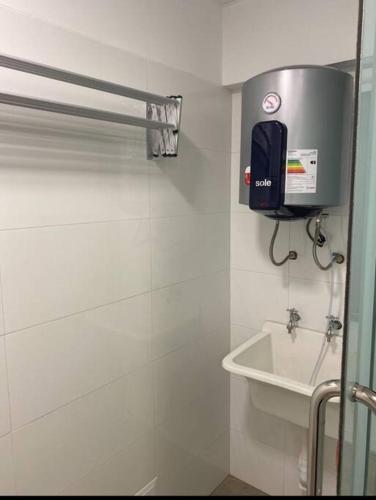 a small bathroom with a toilet and a sink at Moderno departamento Vallecito in Arequipa