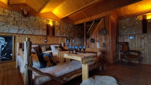 Straupe的住宿－Unique Countryhouse & Sauna in Gauja Valley - Kaķukalns，一间设有床铺和桌子的房间