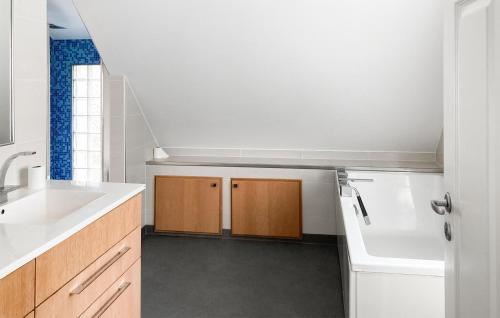eine kleine Küche mit einer Spüle und einer Theke in der Unterkunft Nice Home In Lyngdal With House A Panoramic View in Lyngdal