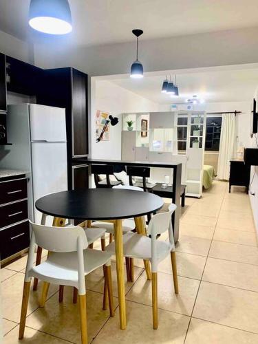 a kitchen with a table and chairs in a kitchen at Hermoso y cómodo departamento en Salta in Salta