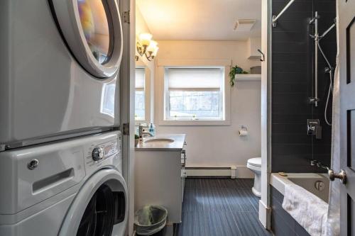 y baño pequeño con lavadora. en Large & Sunny Beautiful Home #103, en Halifax