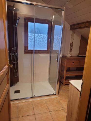een glazen douche in een badkamer met een raam bij Chalet Mauselaine in Xonrupt-Longemer