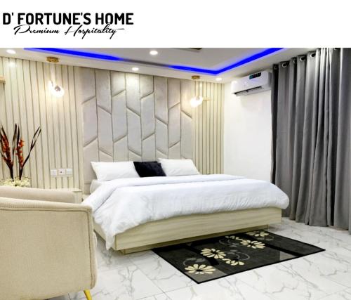 sypialnia z dużym łóżkiem w pokoju w obiekcie D Fortunes Home w Asabie