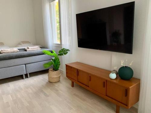 salon z dużym telewizorem z płaskim ekranem na ścianie w obiekcie Smakfull centrumlägenhet, 3 r + k, 80 m2 w mieście Maarianhamina