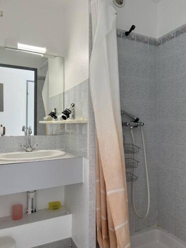 une salle de bain avec douche et lavabo dans l'établissement ARCHIPEL III Joli 2 Pièces avec clim réversible proche plage Richelieu Piscine Cap d'Agde, au Cap d'Agde