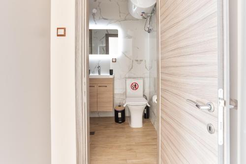 uma casa de banho com um WC branco e um lavatório. em Aristotelous Plaza View Studio em Tessalônica