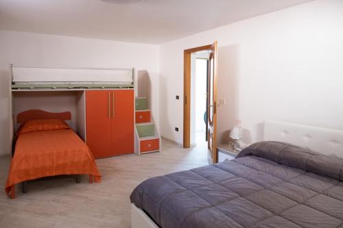 - une chambre avec un lit et des lits superposés dans l'établissement Villa Zaccaria - villetta indipendente, à Mazara del Vallo