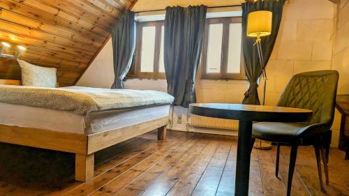 Bed and Breakfast Am Schwatten Berg في Heek: غرفة نوم بسرير وطاولة وكرسي