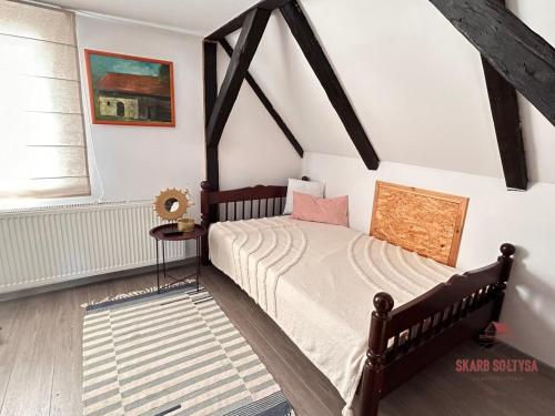 a bedroom with a bed and a window at Skarb Soltysa in Czarny Piec