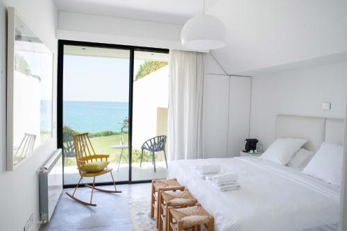Al Fīdār的住宿－Zita Fidar，一间卧室设有一张床和一个海景阳台