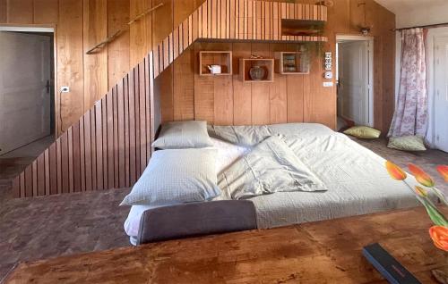 ein großes Bett in einem Zimmer mit einer Treppe in der Unterkunft Gorgeous Home In Besmont With Wi-fi in Éparcy
