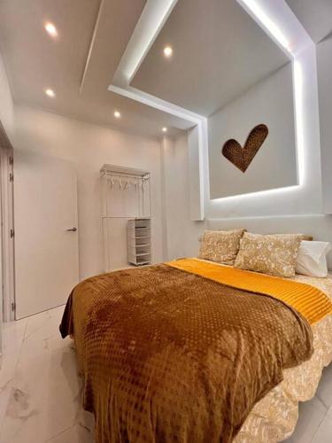 een slaapkamer met een bed met een hart erboven bij Casa estilo Riad Fez en Lo Pagan in San Pedro del Pinatar