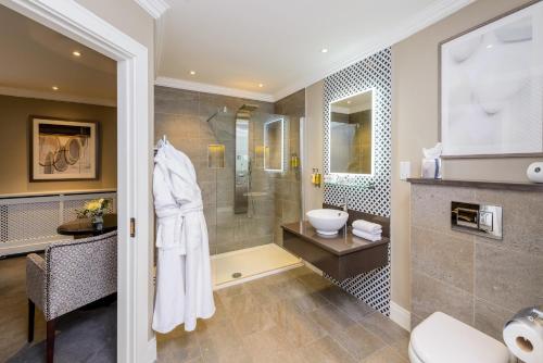 Ett badrum på Killarney Oaks Hotel