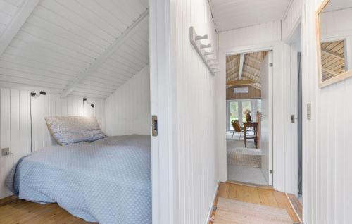 1 dormitorio con 1 cama en una habitación blanca en Lovely Home In Oksbl With Kitchen, en Oksbøl