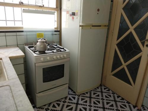 拉普拉塔的住宿－Casa chula，厨房配有炉灶和冰箱。