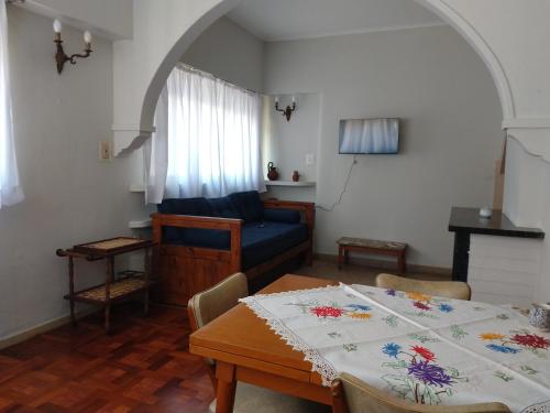 拉普拉塔的住宿－Casa chula，客厅配有桌子和蓝色沙发