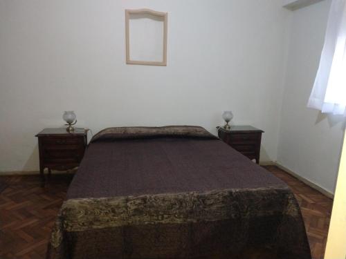 拉普拉塔的住宿－Casa chula，一间卧室配有床和2个床头柜