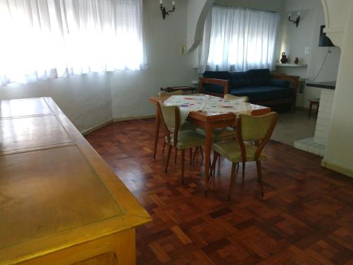 拉普拉塔的住宿－Casa chula，客厅配有餐桌和椅子