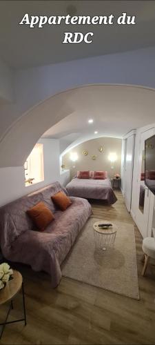 une chambre avec deux lits dans une pièce dans l'établissement Au coeur du village de Vals, à Vals-les-Bains