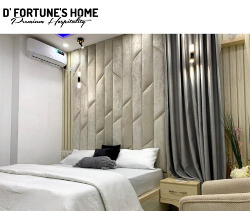 sypialnia z łóżkiem i ścianą w obiekcie D Fortunes Home w Asabie