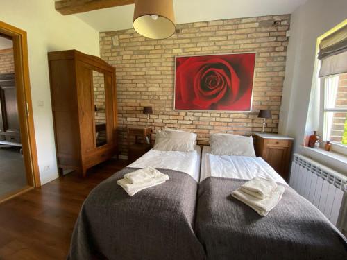 1 dormitorio con 2 camas y una pintura roja en la pared en Villa Steffi, en Lubań