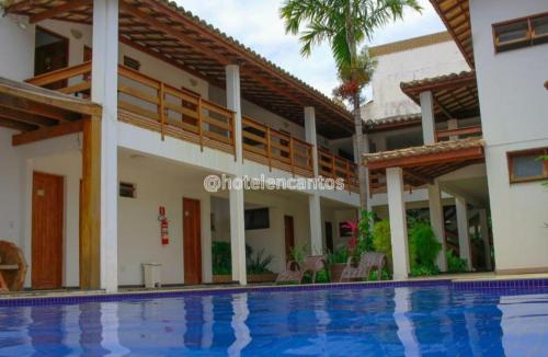 Villa con piscina en un complejo en Hotel Encantos de Itaperapuã, en Porto Seguro