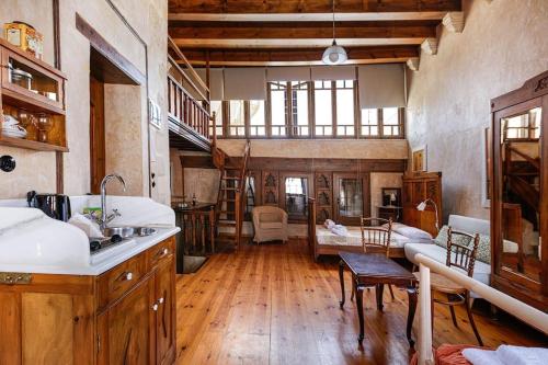 une grande chambre avec une cuisine et un salon dans l'établissement Anassa Townhouse, In Rethymno's old city center, à Réthymnon