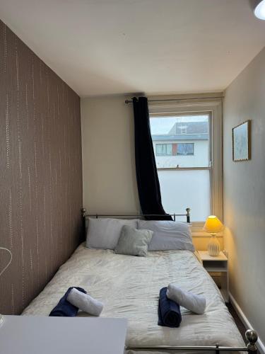 Una cama o camas en una habitación de Comfortable Home away from Home, town centre, free parking,multiple Rooms