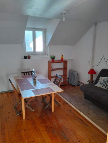 un salon avec une table et un canapé dans l'établissement Appartement Vesonne, à Vésonne
